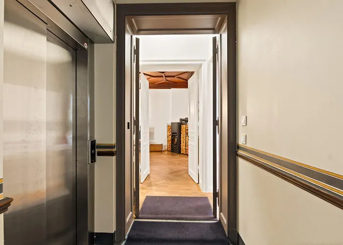 1,399 Sq Ft Historic Landmark, Checkpoint Charlie Apartman Berlin