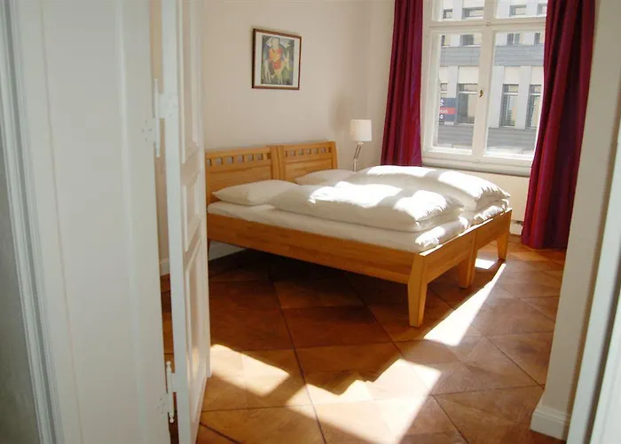 1,399 Sq Ft Historic Landmark, Checkpoint Charlie Apartman Berlin