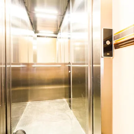 1,399 Sq Ft Historic Landmark, Checkpoint Charlie Apartment Berlin