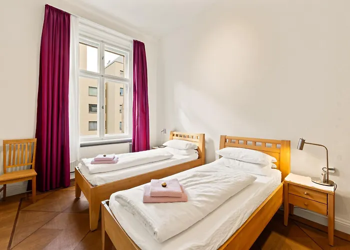 1,399 Sq Ft Historic Landmark, Checkpoint Charlie Apartamento Berlim