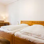 Lägenhet 1,399 Sq Ft Historic Landmark, Checkpoint Charlie *