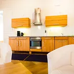 Lägenhet 1,399 Sq Ft Historic Landmark, Checkpoint Charlie Berlin