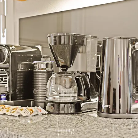 1,399 Sq Ft Historic Landmark, Checkpoint Charlie 아파트 *