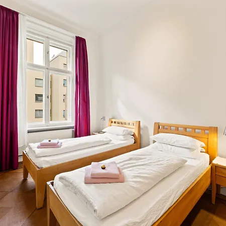 1,399 Sq Ft Historic Landmark, Checkpoint Charlie Appartement Berlijn