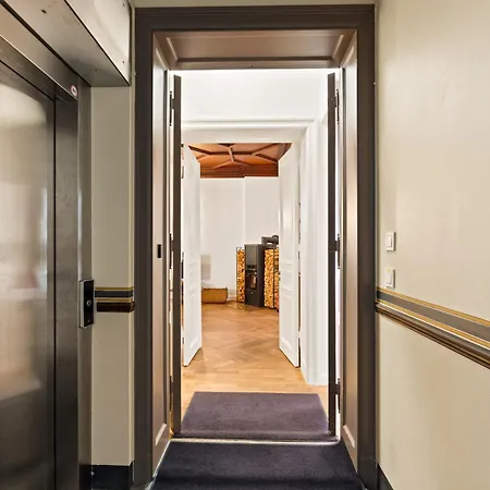 1,399 Sq Ft Historic Landmark, Checkpoint Charlie Appartement Berlijn