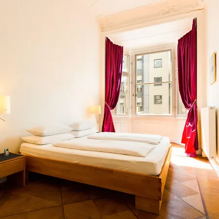 1,399 Sq Ft Historic Landmark, Checkpoint Charlie 아파트 *