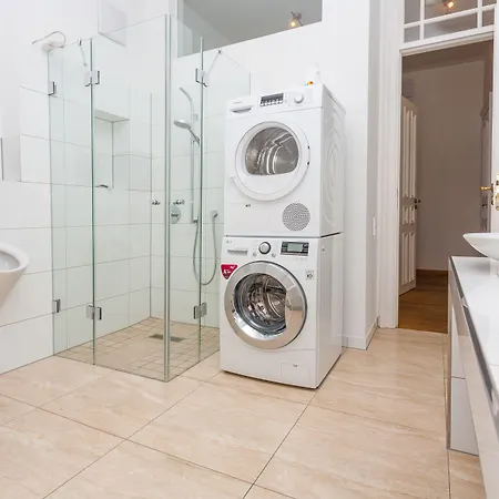 1,399 Sq Ft Historic Landmark, Checkpoint Charlie 아파트 *