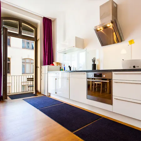 1,399 Sq Ft Historic Landmark, Checkpoint Charlie Appartement Berlijn