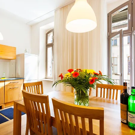 1,399 Sq Ft Historic Landmark, Checkpoint Charlie 아파트 베를린