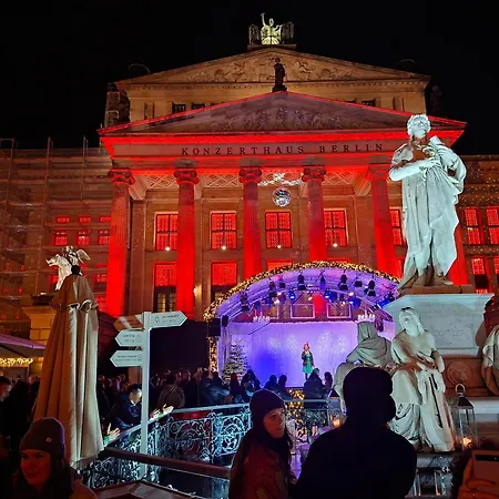 1,399 Sq Ft Historic Landmark, Checkpoint Charlie * برلين
