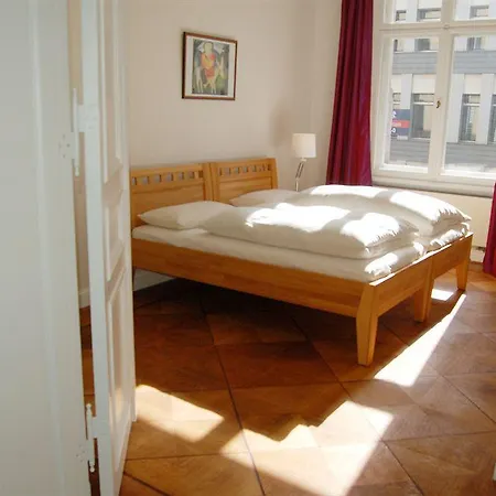 1,399 Sq Ft Historic Landmark, Checkpoint Charlie Appartement Berlijn