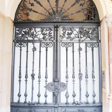 1,399 Sq Ft Historic Landmark, Checkpoint Charlie Appartement