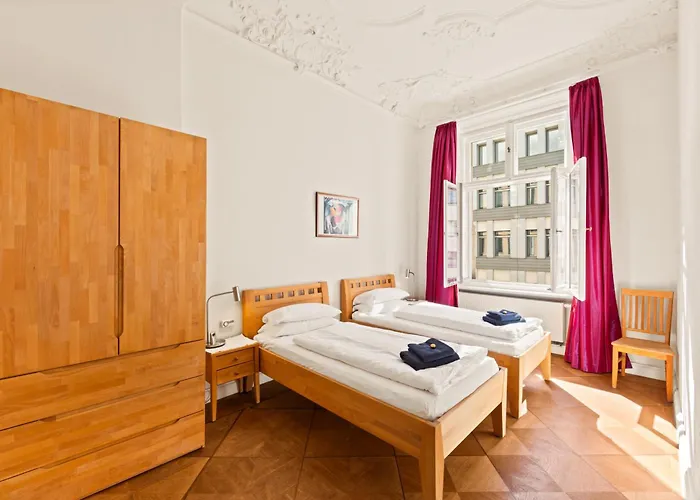 1,399 Sq Ft Historic Landmark, Checkpoint Charlie * برلين