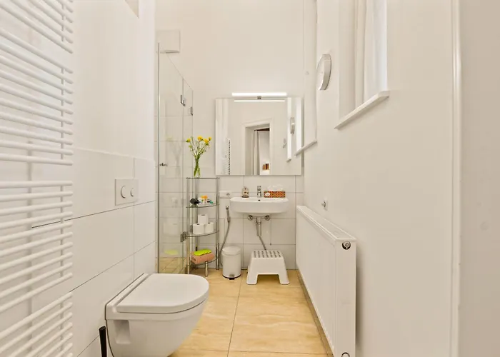 1,399 Sq Ft Historic Landmark, Checkpoint Charlie برلين