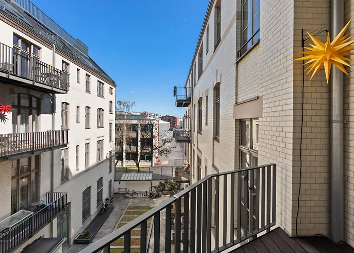 1,399 Sq Ft Historic Landmark, Checkpoint Charlie * برلين