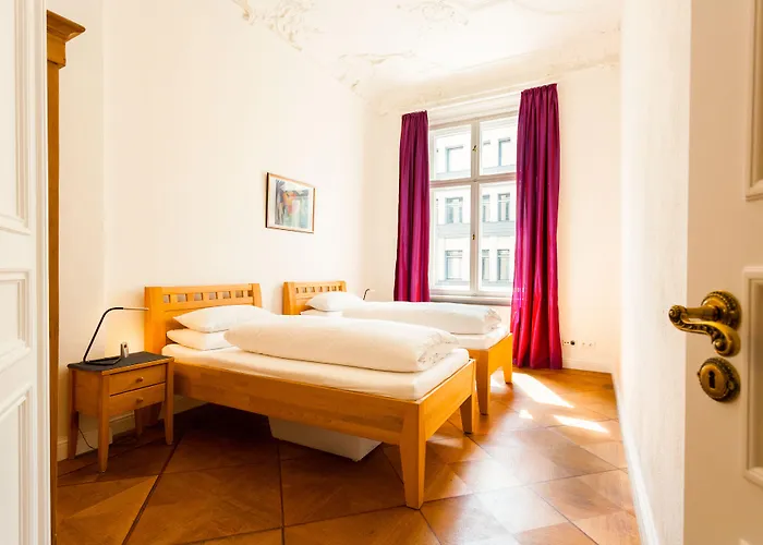 1,399 Sq Ft Historic Landmark, Checkpoint Charlie ברלין