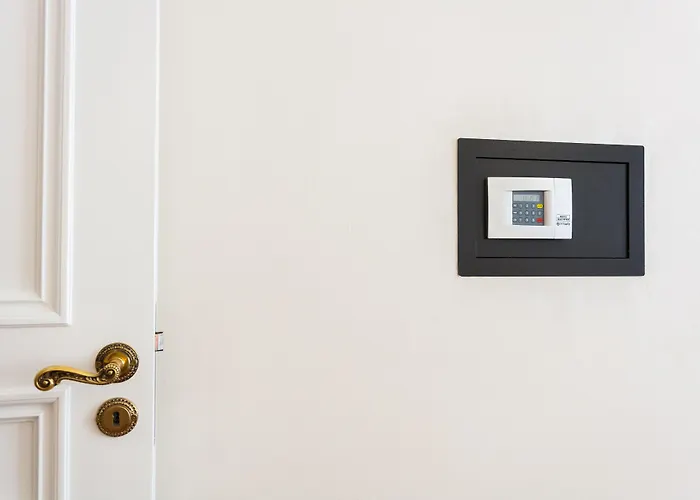 1,399 Sq Ft Historic Landmark, Checkpoint Charlie * Berlín